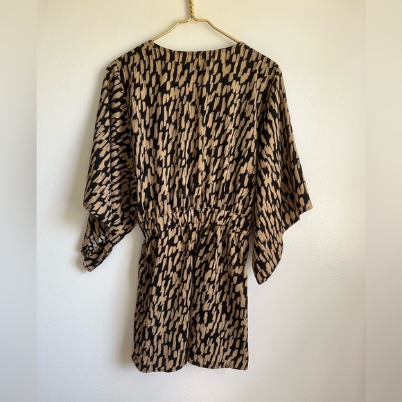 FLAWLESS Short animal print kimono sleeve tie-front jumpsuit Sz S - Picture 5 of 8